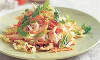 Тайский салат с курицей и лапшой