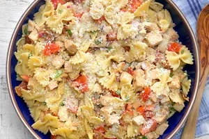 Салат с курицей и бальзамическим соусом