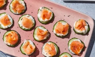 Кусочки Огурца и Лосося