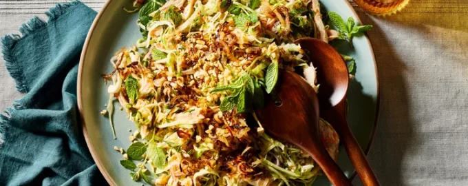 хрустящий вьетнамский салат с курицей