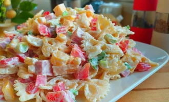 Итальянский весенний салат с макаронами и ветчиной