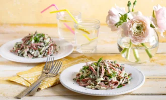 Салат с колбасой, огурцом и яйцом