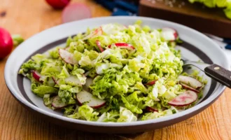 Салат с редиской и капустой