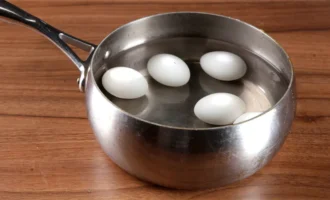 Подготовьте все необходимые продукты для салата Мимоза