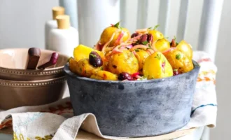 Салат из картофеля с маслинами
