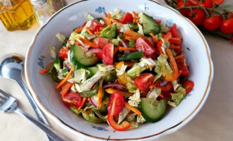 Салат из свежих овощей с мясом