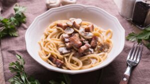 Паста с беконом и грибами