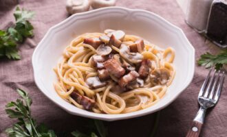 Паста с беконом и грибами