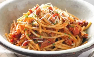 Спагетти с копченым беконом и томатами