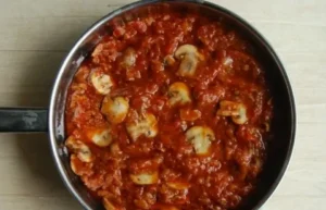 Соус с колбасой и грибами