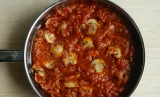 Соус с колбасой и грибами