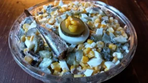 Салат со шпротами, яйцом и огурцом