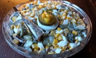 Салат со шпротами, яйцом и огурцом