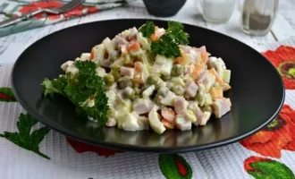 Салат с ветчиной и зелёным горошком